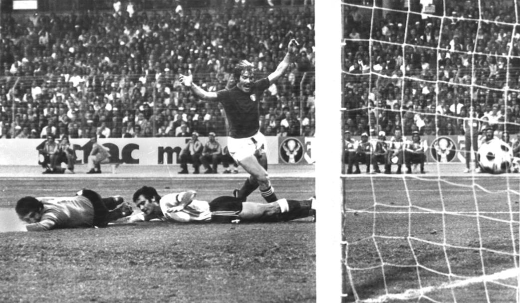 Stoccarda 19 giugno 1974,  Italia - Argentina 1 - 1: Benetti esulta per l&#39;autorete di Perfumo